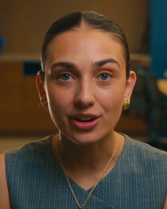 Mariana L&oacute;pez speaking to camera